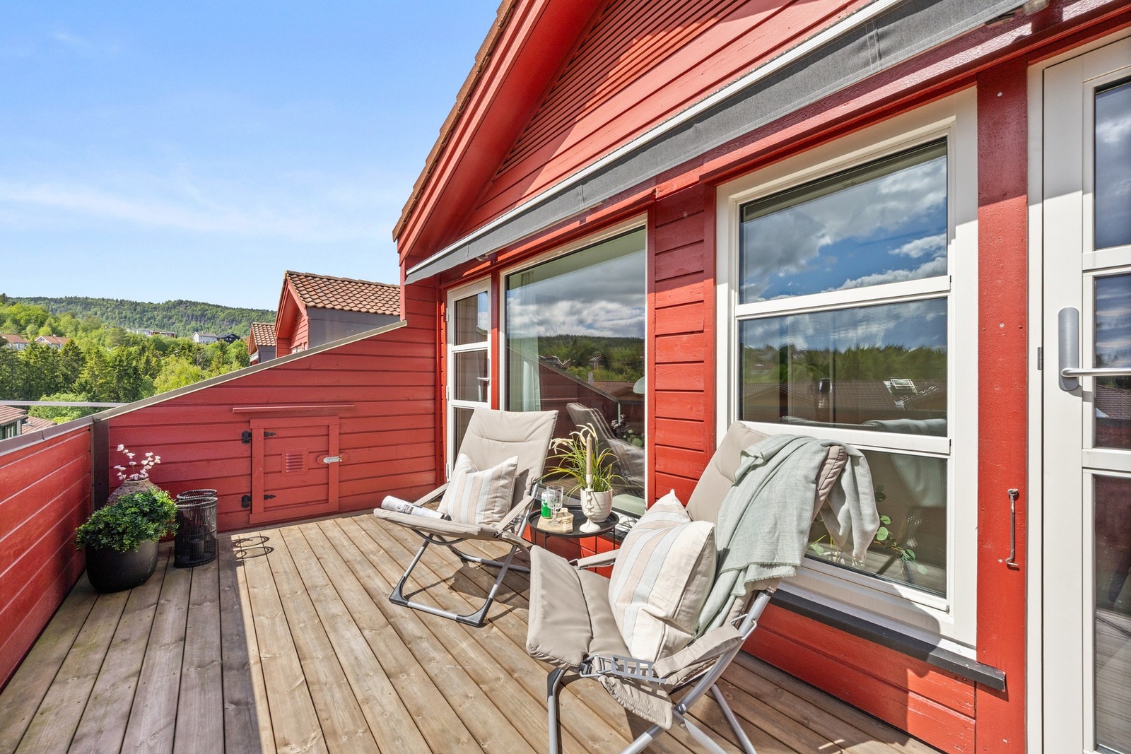 Takterrassen er romslig med god plass til å innrede med ønsket utemøblement - Her finner du også to kneloft som byr på ekstra oppbevaringsplass. Ifm. sameiets rehabilitering av takterrasser har denne nå fått nye fliser, ytterveggskledning, og større luker Galleribilde