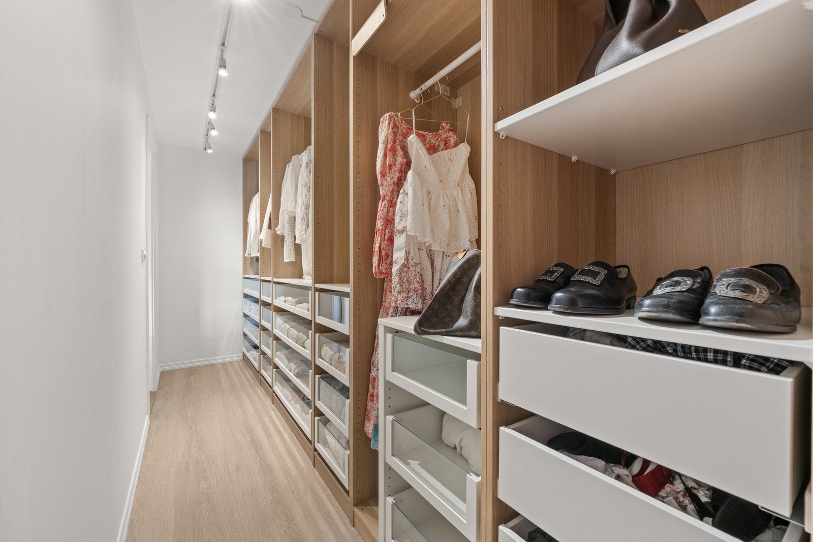 Her har du godt med plass til hele garderoben Galleribilde