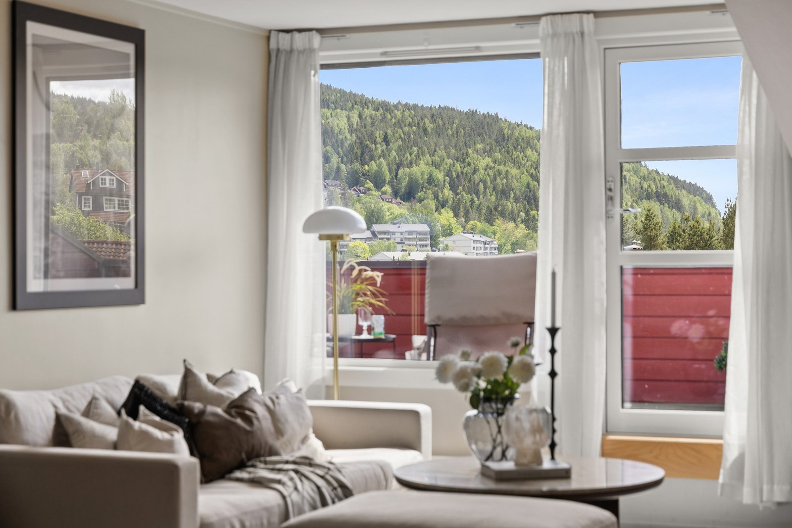Fra stuen er det naturlig adkomst til leilighetens første balkong Galleribilde
