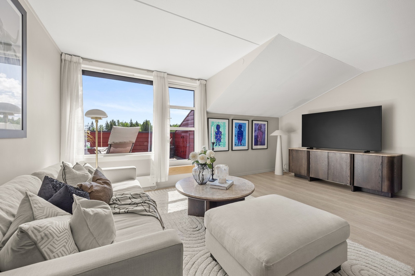 Stuen er lys og romslig og har god plass til å innrede med sofa, TV og annet ønsket dekor Galleribilde