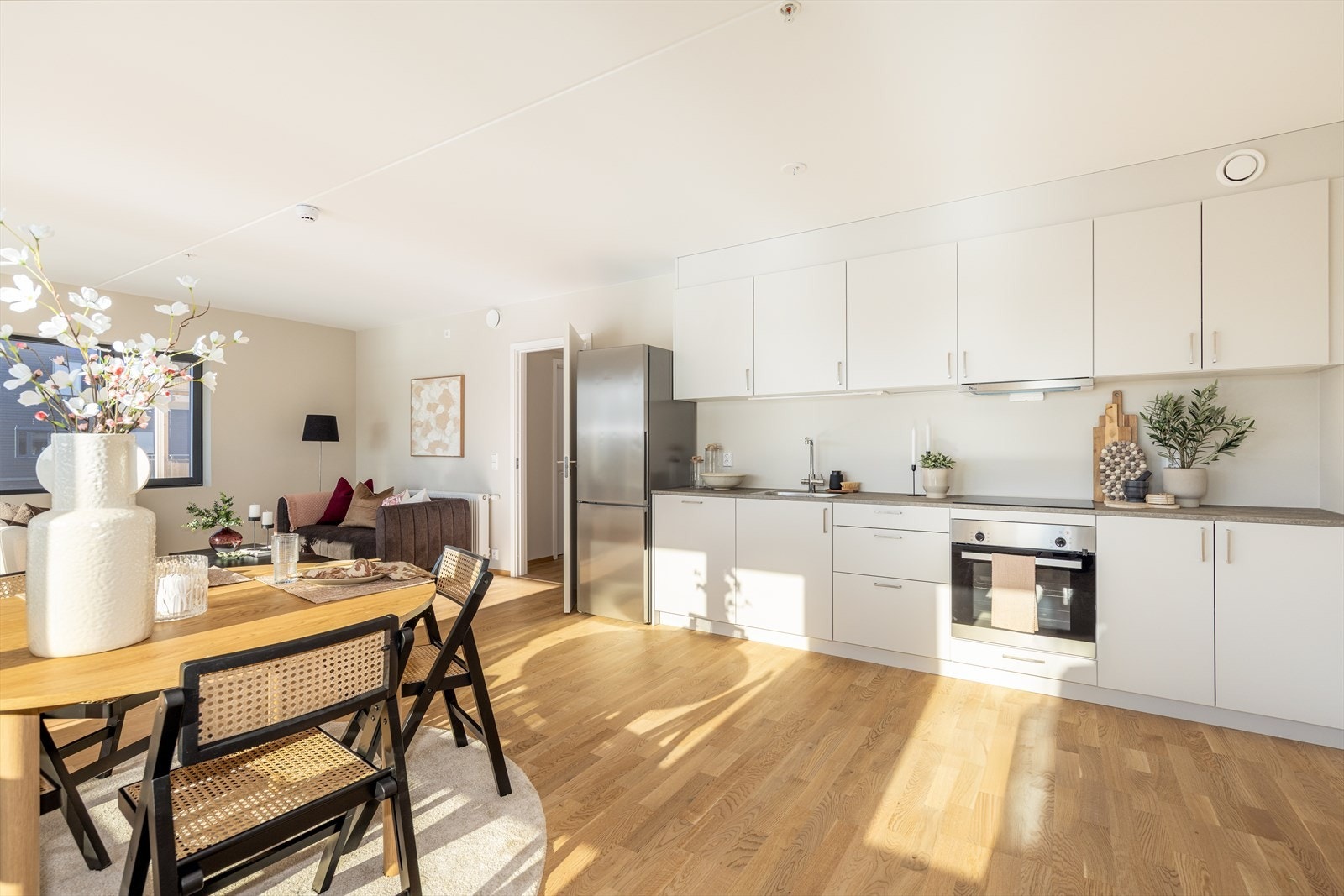 Kjøkken fra Drømmekjøkkenet leveres med integrerte hvitevarer som oppvaskmaskin, induksjonstopp, stekeovn og frittstående kjølfryseskap. Bildet viser tilsvarende leilighet i 2. etg. Avvik vil forekomme Galleribilde