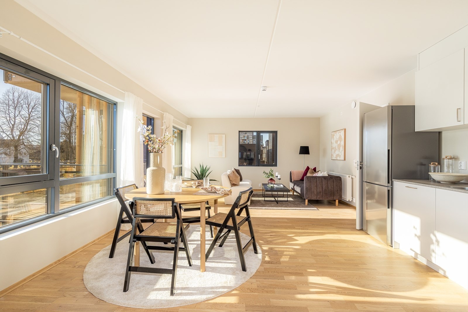 Lys og flott 3-roms endeleilighet med sydvest vendt balkong. I tillegg en fantastisk vinterhage. Her kan du bo i grønne omgivelser hele året! Bildet viser tilsvarende leilighet i 2. etg. Avvik vil forekomme Galleribilde