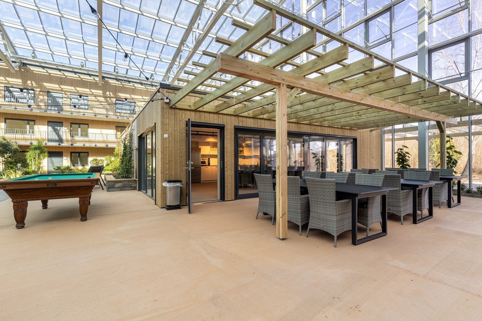 035_Ved felleshuset er det egen sone med mange sitteplasser. Felleskjøkkenet med området rundt er perfekt å benytte om du inviterer til større begivenheter..jpg Galleribilde