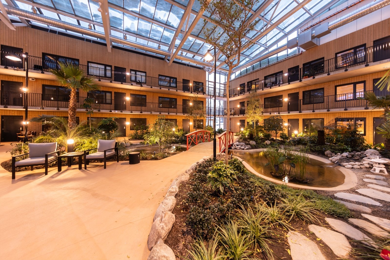 Stemningsskapende og avstemt belysning bidrar til å forlenge sommerfølelsen utover høsten, i tillegg til å skape gode og trygge uterom. Galleribilde