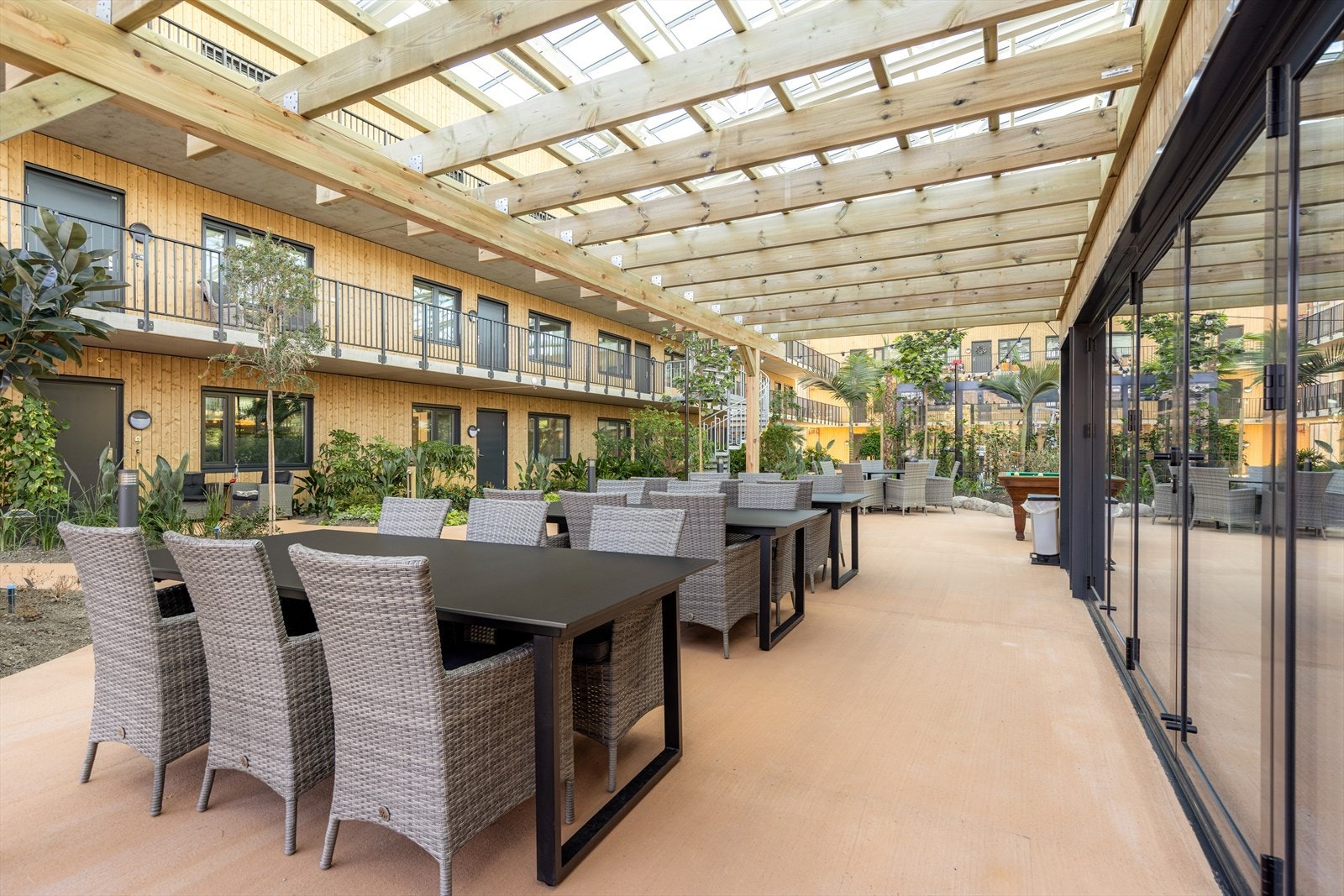 036_Ved felleshuset er det egen sone med mange sitteplasser. Felleskjøkkenet med området rundt er perfekt å benytte om du inviterer til større begivenheter..jpg Galleribilde