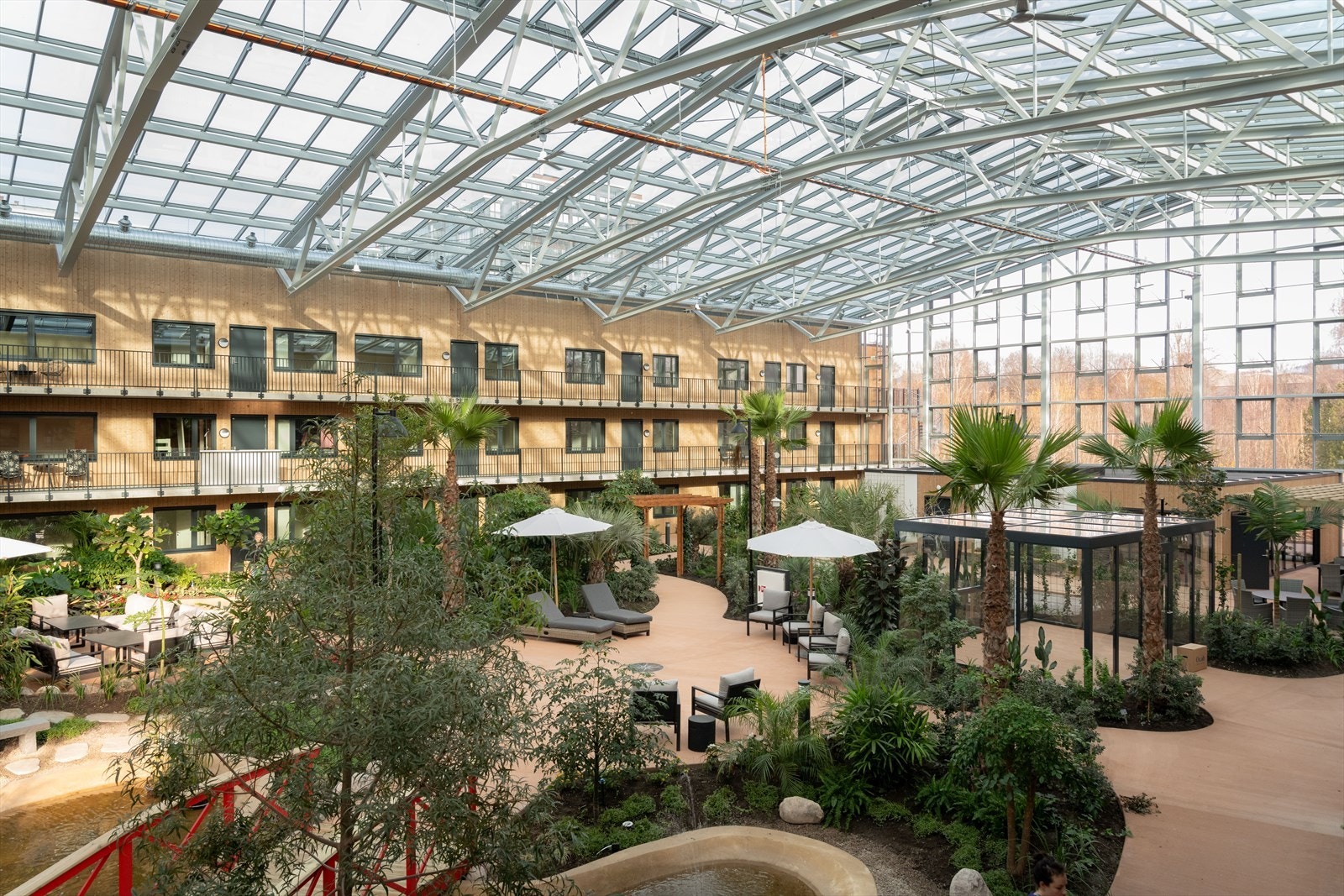 I vinterhagen vokser det trær og vekster som er nøye utvalgt for å skape et harmonisk og avslappende miljø. Galleribilde