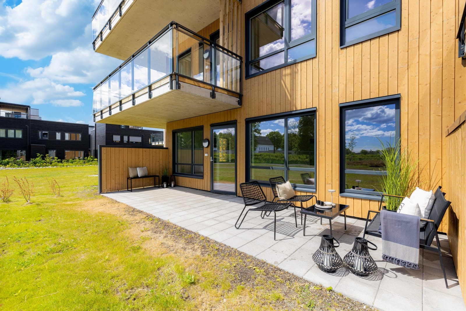 I tillegg til vinterhagen er det en sydvendt og romslig markterrasse med direkte utgang fra stuen Galleribilde