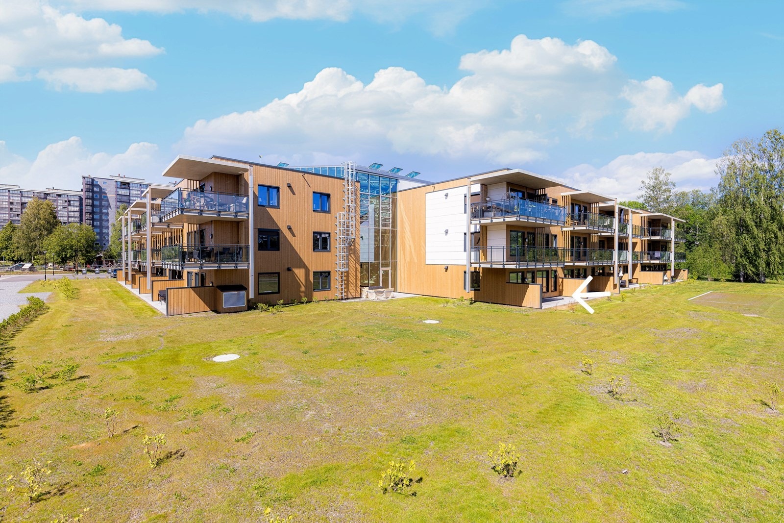 Fasade syd og vest. Pilen markerer leilighetens beliggenhet Galleribilde