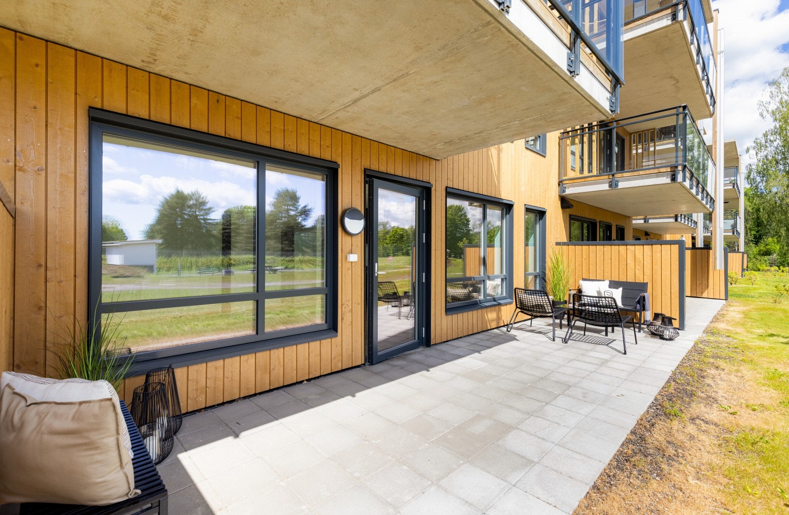 Romslig sydvendt markterrasse Galleribilde