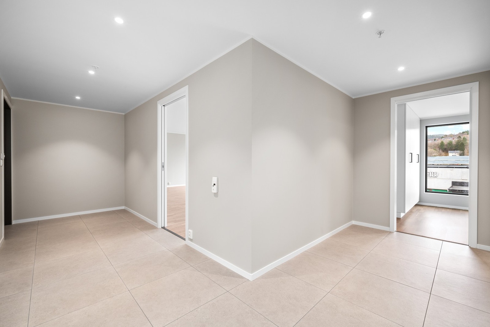 Leiligheten har en romslig entré Galleribilde