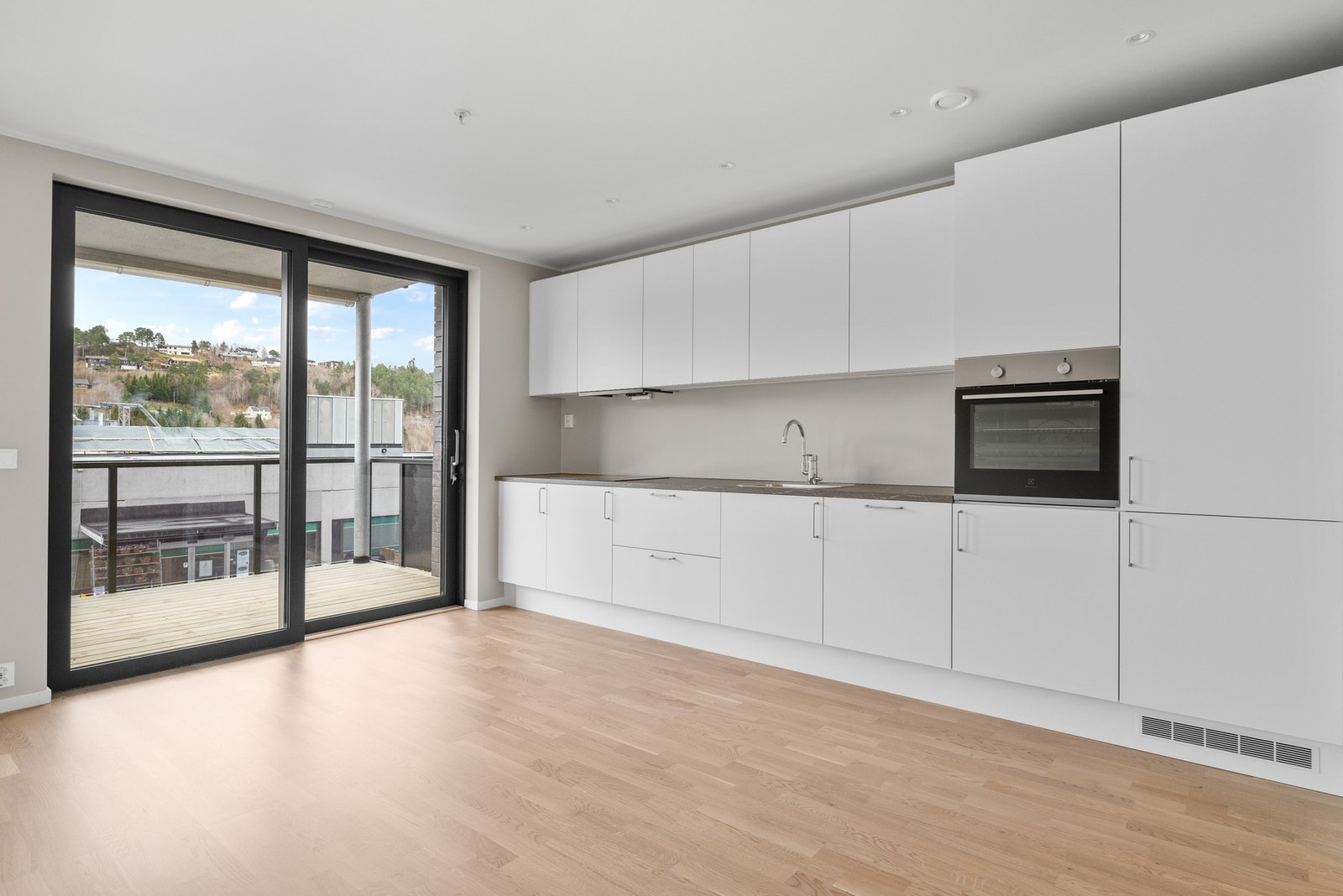 Store vindusflater sørger for godt med naturlig lysinnslipp. Galleribilde