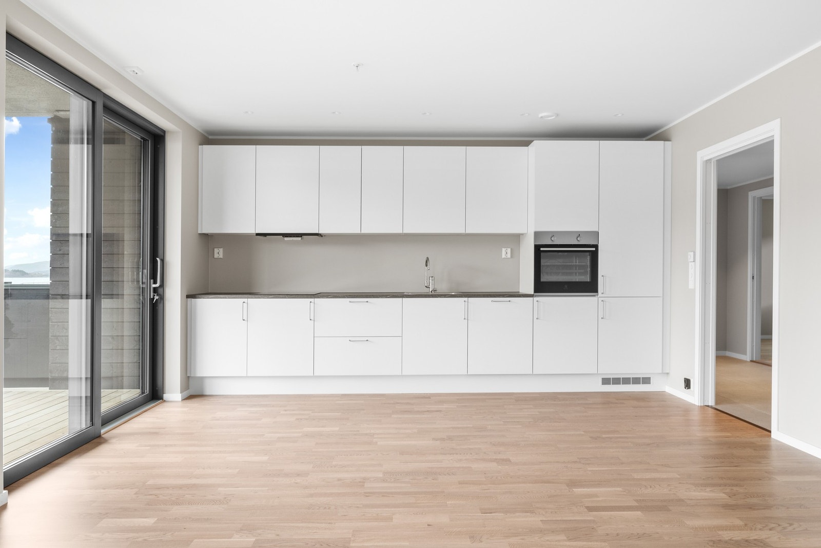 Kjøkkenet er fra SVANE og har integrerte hvitevarer Galleribilde