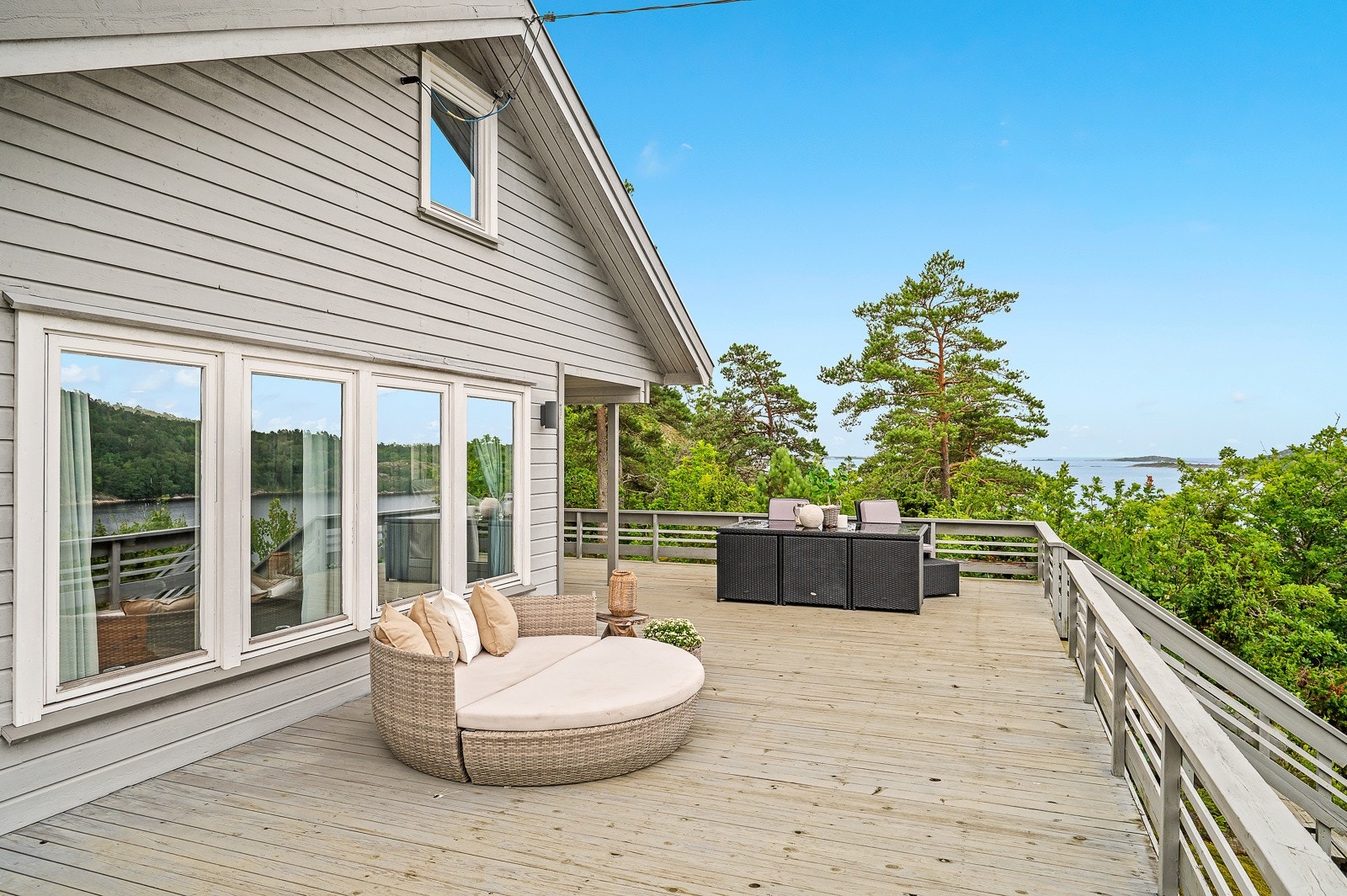 Stor terrasse i dirkete tilknytning til hytta. Galleribilde