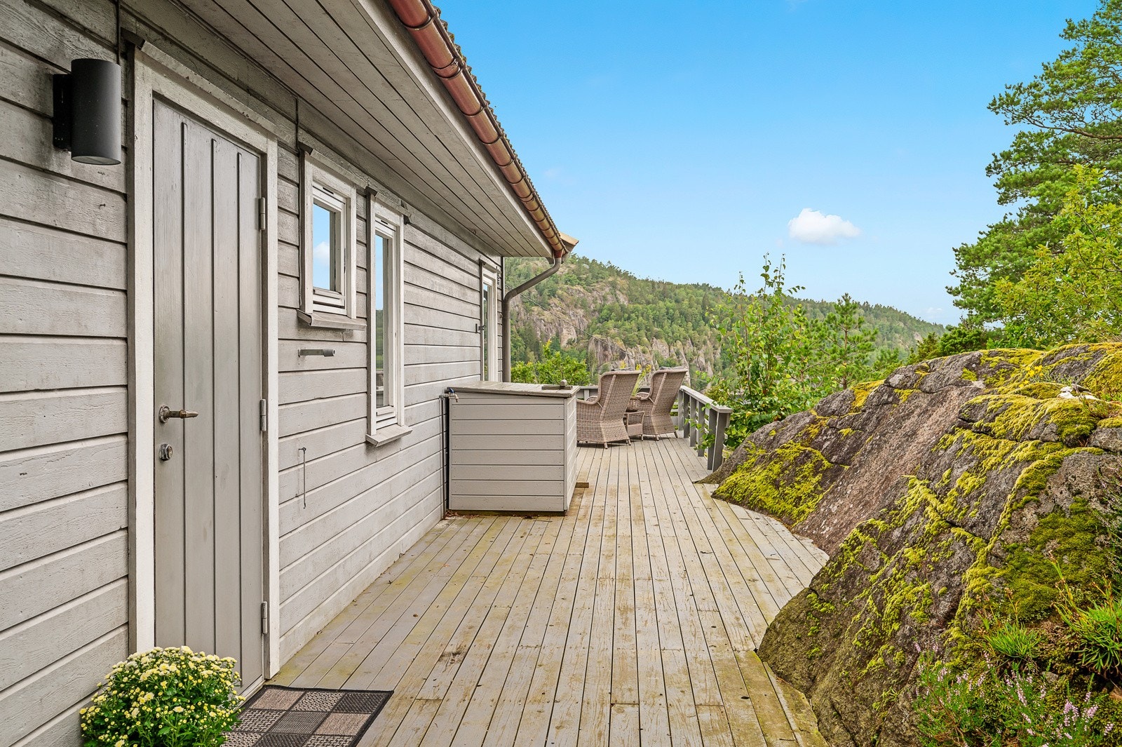 Trivelig inngangsparti som ønsker deg velkommen. Det er bilvei helt frem til hytta med plass til parkering og innlagt kommunalt vann og avløp. Galleribilde