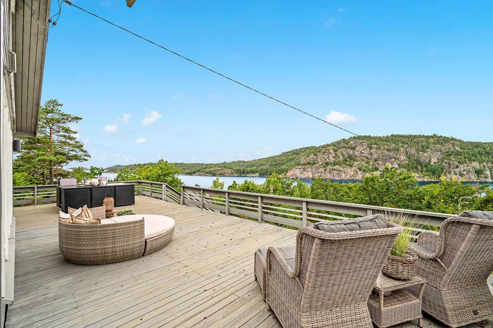 Hytta ligger fint til i Tveidalen på en liten høyde med gode solforhold og flott utsikt. Galleribilde