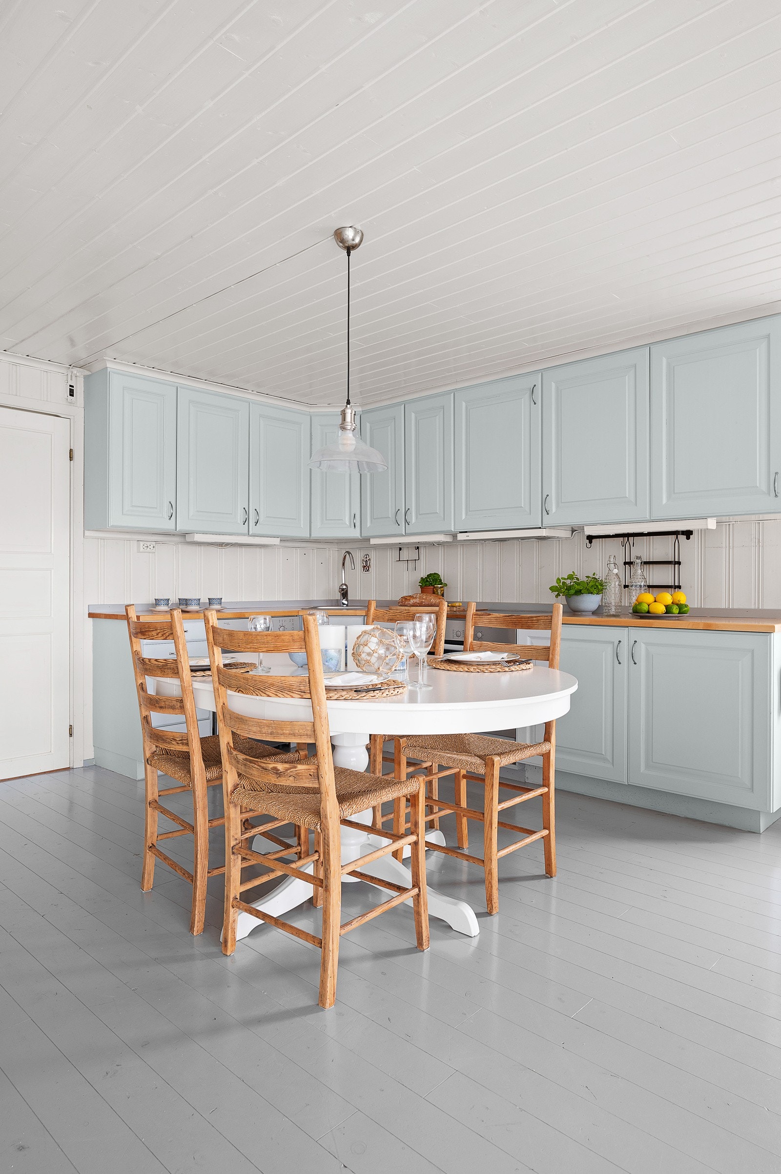 Kjøkkenet har klassisk kjøkkeninnredning med profilerte fronter og stor benkeplate som gjør det enkelt for flere å lage mat sammen. Galleribilde