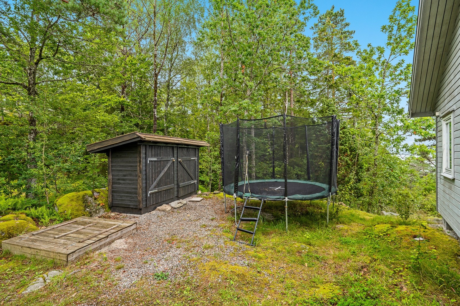 Det er også godt med lagringsplass i utebod og praktisk lagringsrom under hytta. Galleribilde