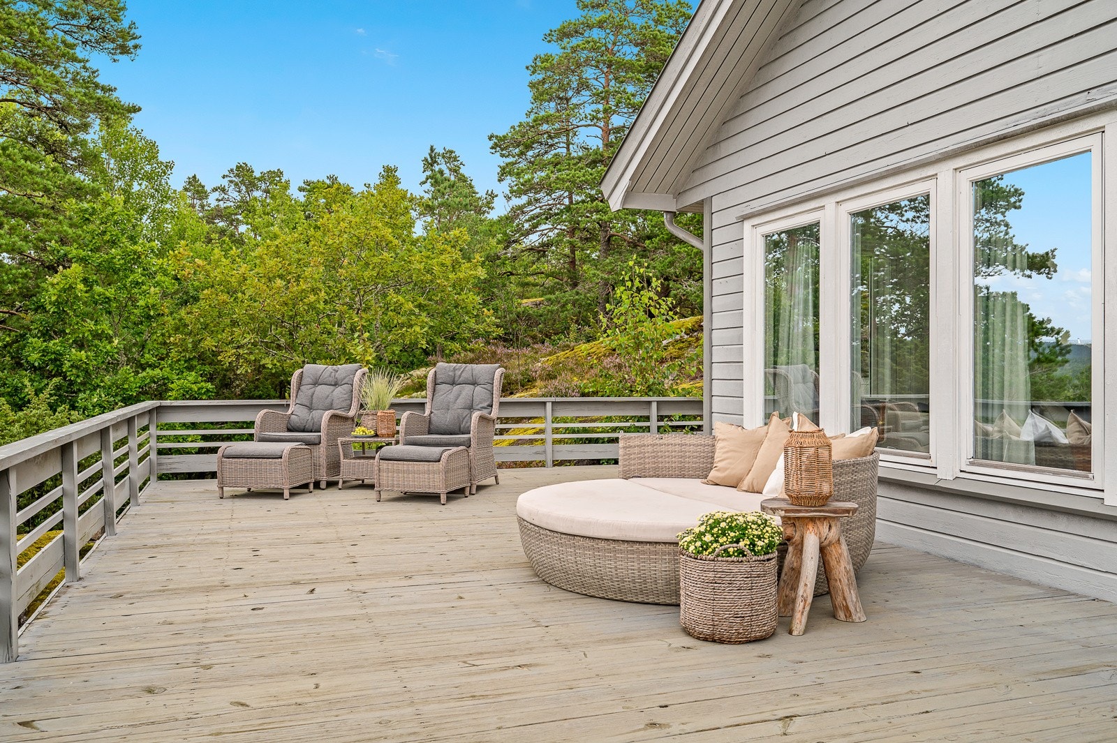 Her har du god plass til det du måtte ønske av utemøbler, grill, solseng og parasoll - perfekt utgangspunkt for å nyte en av områdets mange soldager. Galleribilde