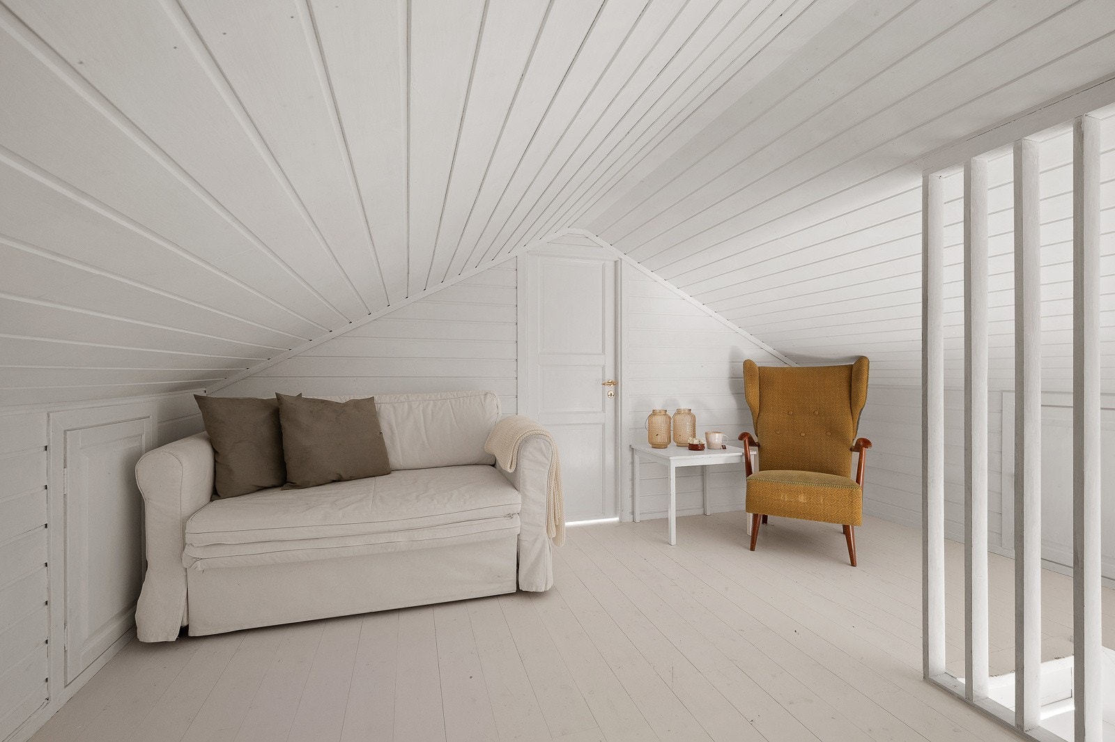 Hytta har også en hems med 2 soverom - denne etasjen er ikke godkjent for varig opphold grunnet for lav takhøyde, men har absolutt god bruksverdi. Galleribilde