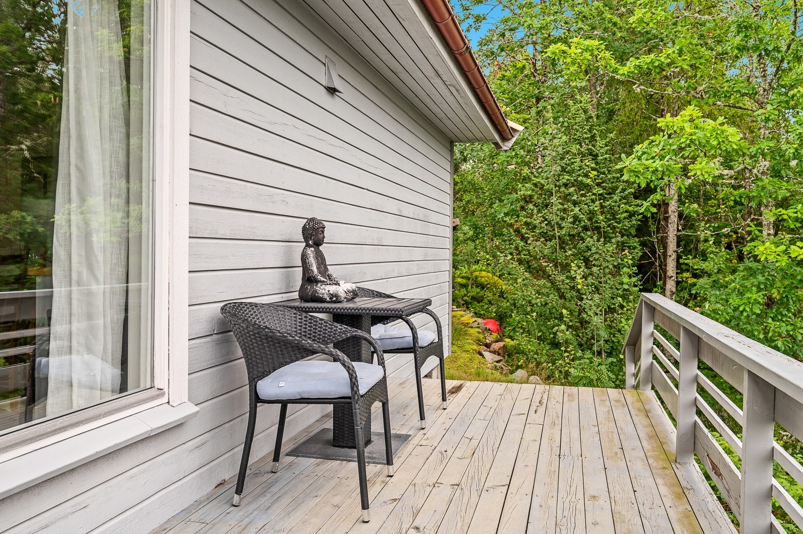 Med uteplasser på flere sider av hytta er det enkelt og flytte seg rundt etter vær og vind. Galleribilde