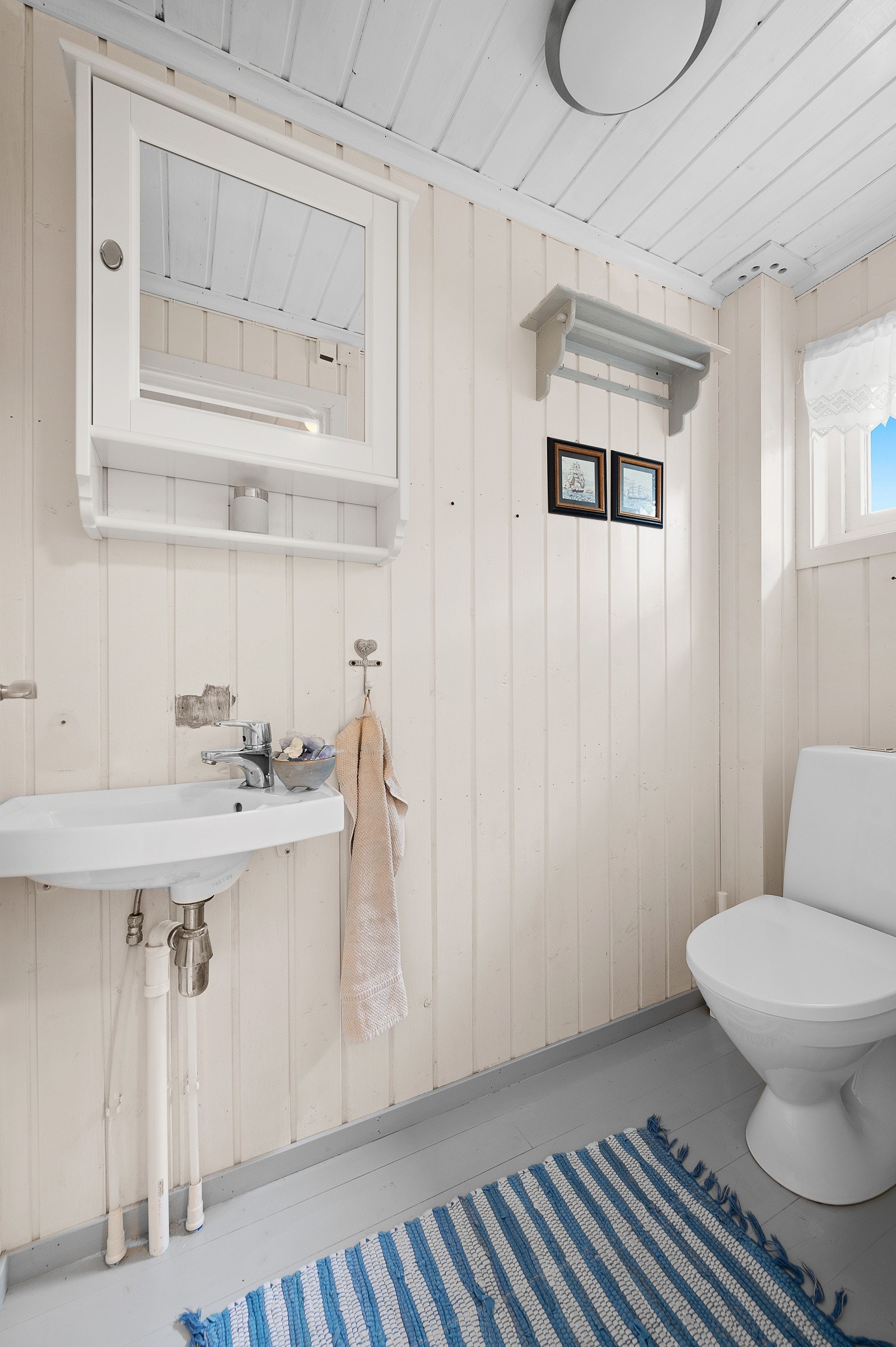 Det er også et praktisk separat toalettrom i hytta. Galleribilde