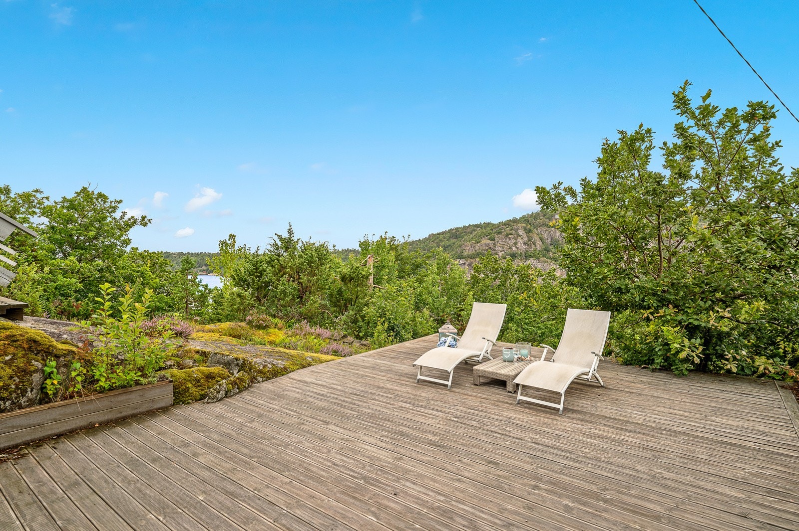 Fin platting med mulighet for plass til bålpanne på fjellet litt lengre ned. Galleribilde