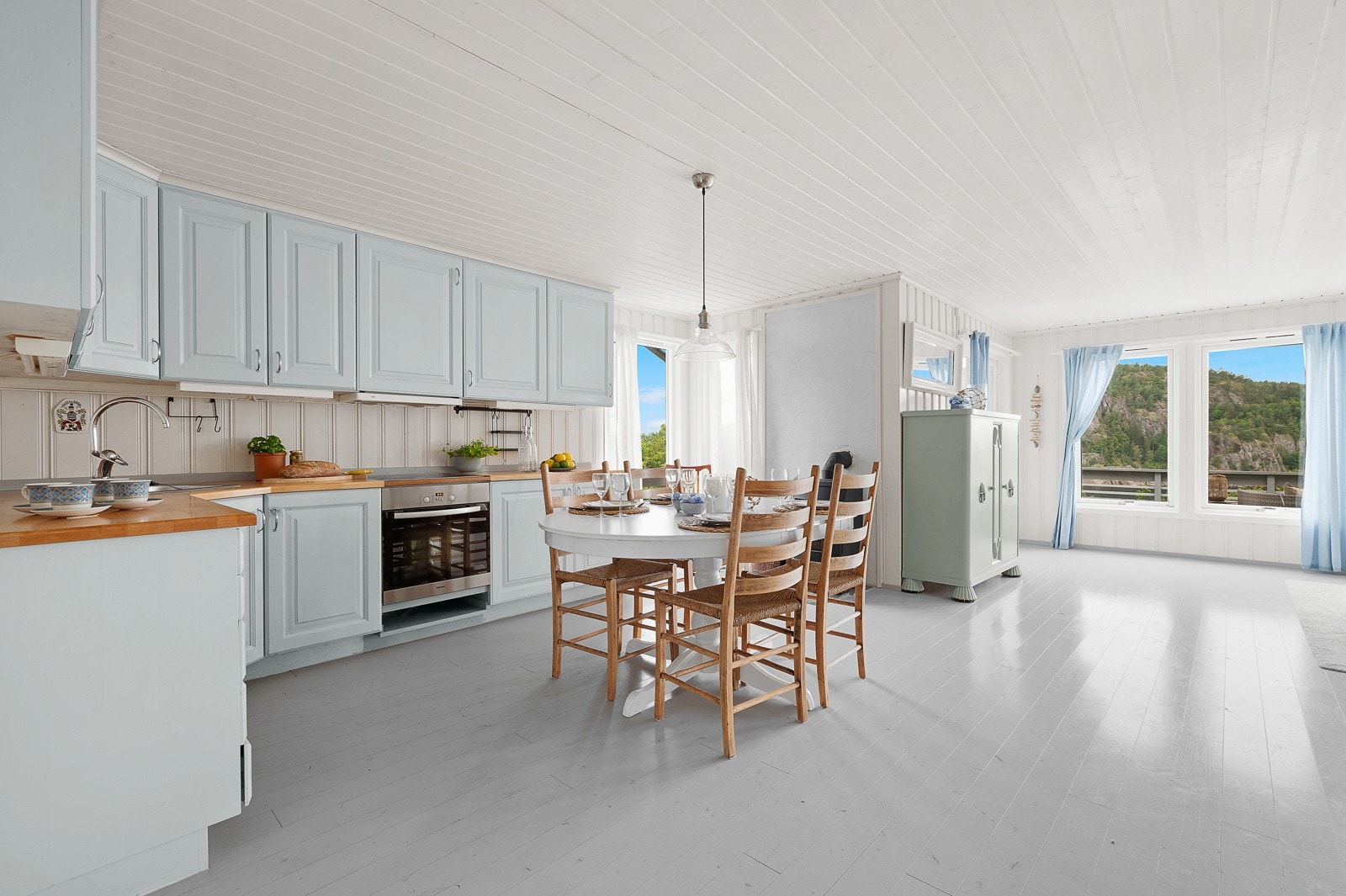 Stua og kjøkkenet ligger i åpen løsning. Galleribilde