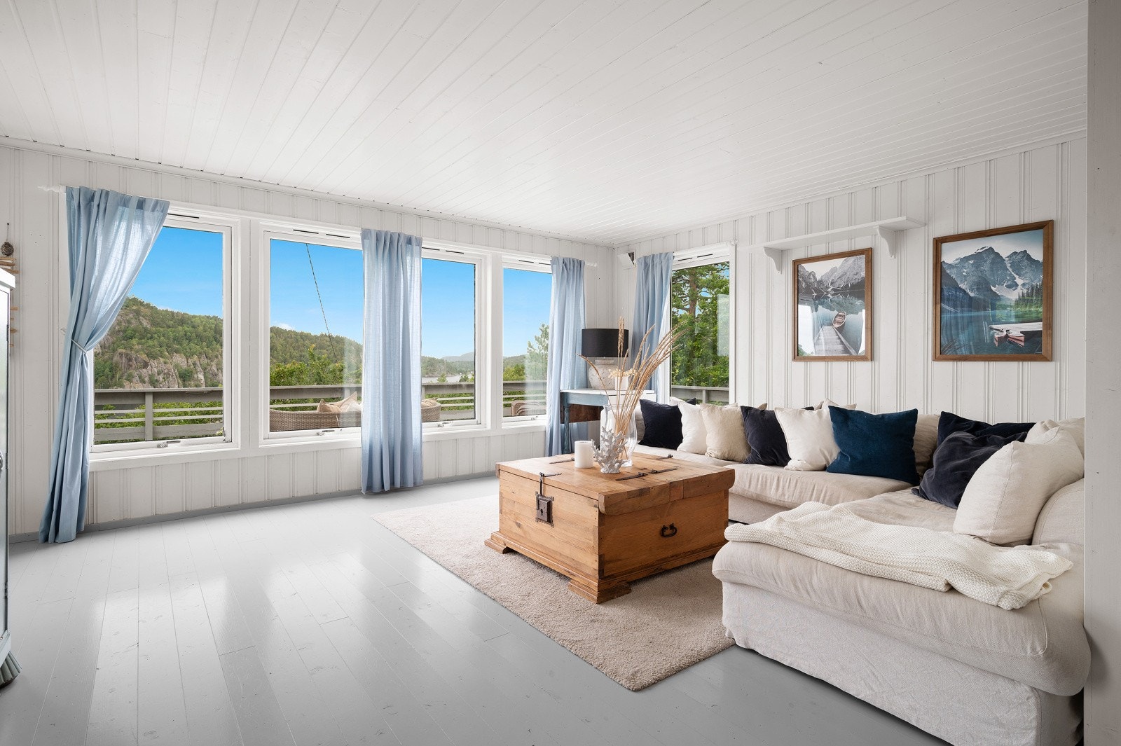 Stue med store vindusflater som slipper dagslyset inn. Galleribilde