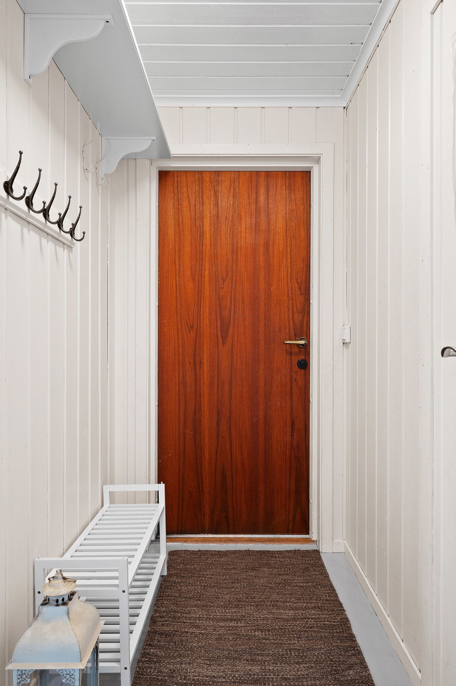 Velkommen inn! Entré med plass til å sette fra seg yttertøyet. Galleribilde