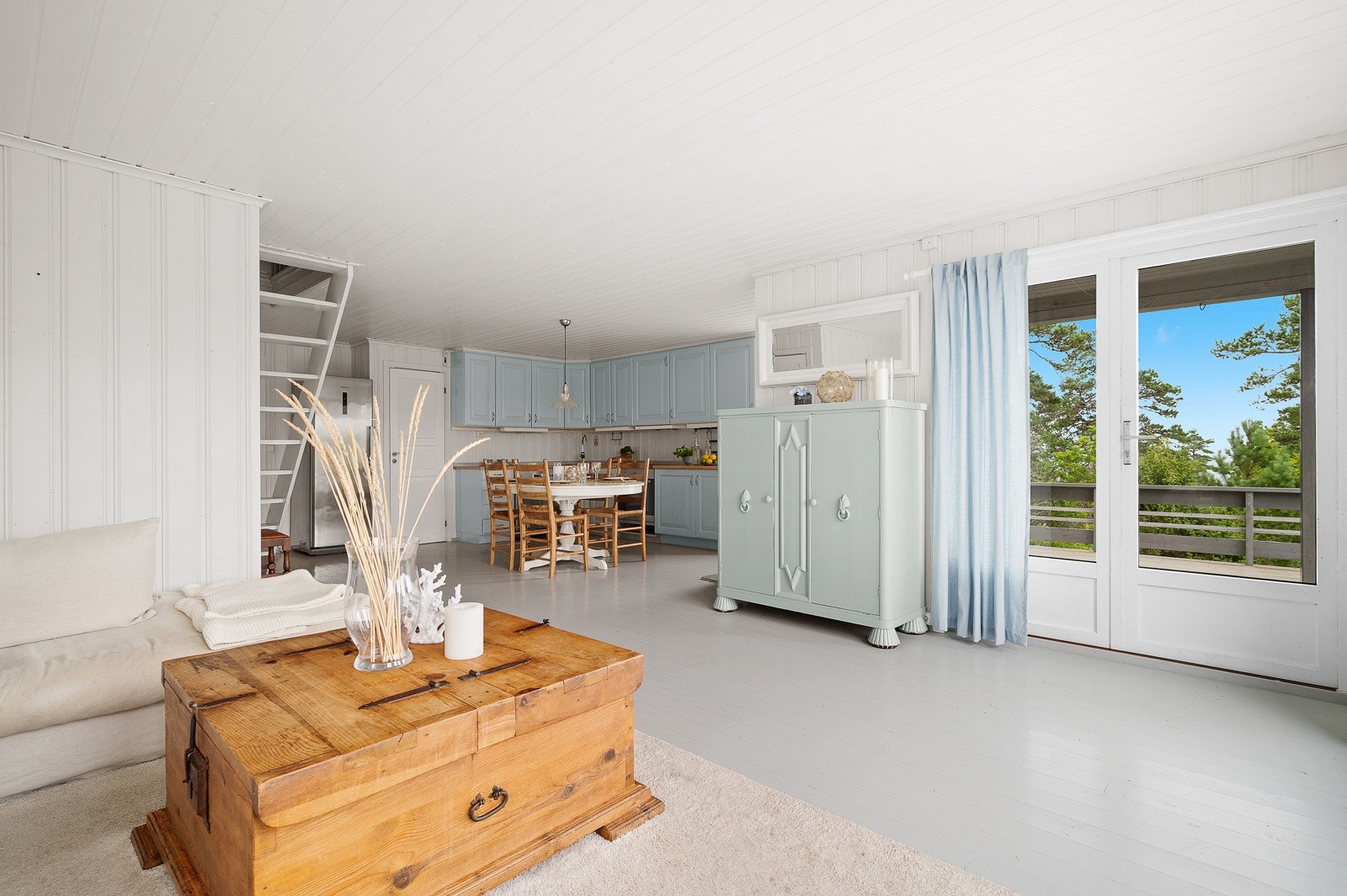 Hytta er innredet i lyse og trivelige fargetoner som gjør det enkelt å innrede med ønsket møblement. Galleribilde