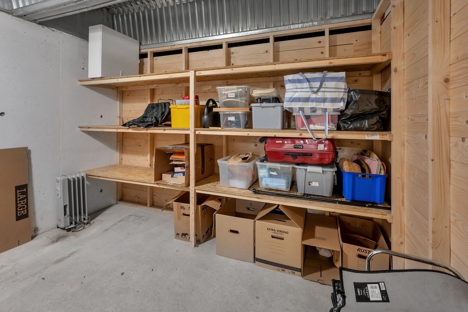 Romslig bod med god plass til oppbevaring Galleribilde