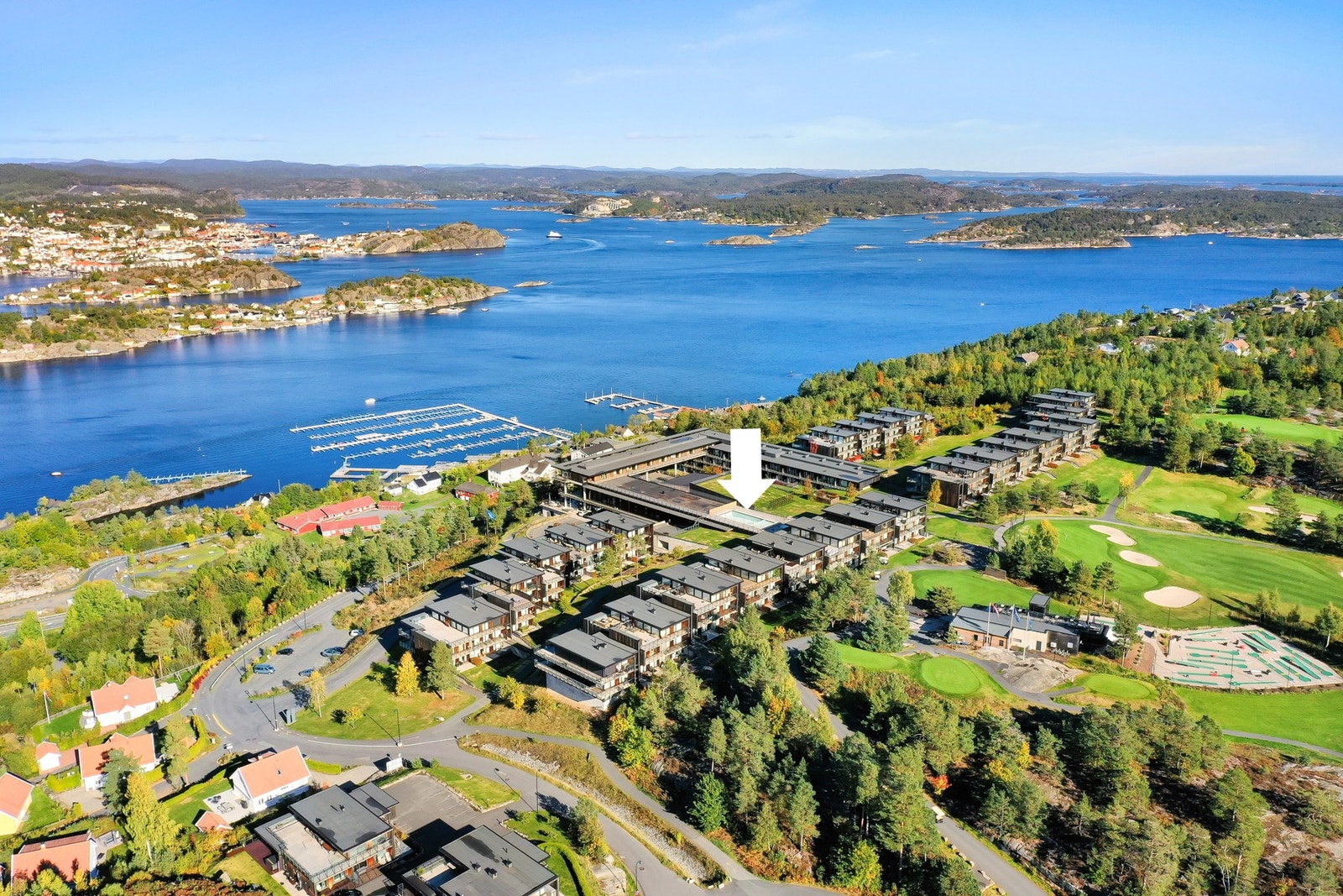 Utendørs basseng med masse sol. Galleribilde