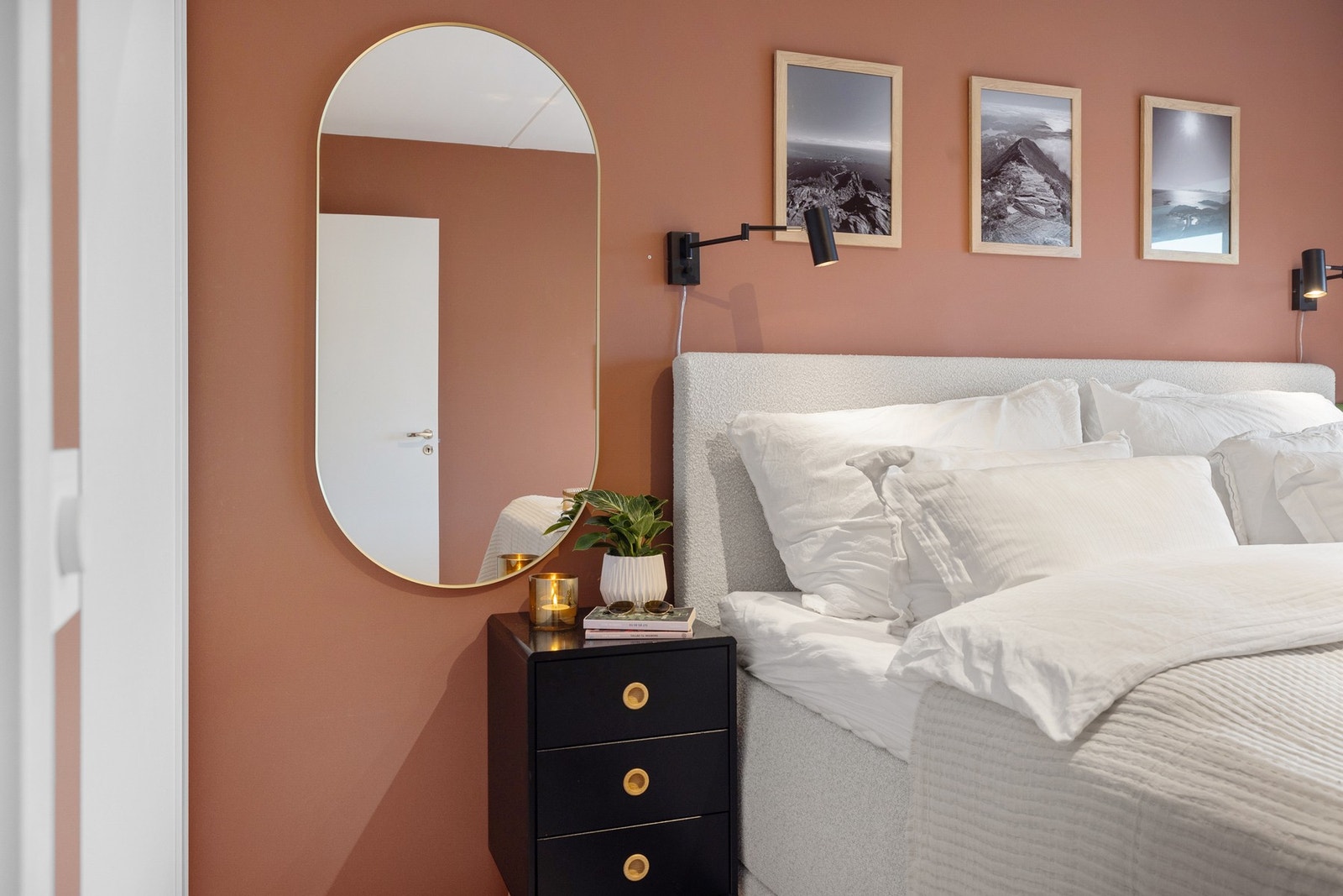 Rommet vender i sin helhet mot stille fellesområde. Galleribilde