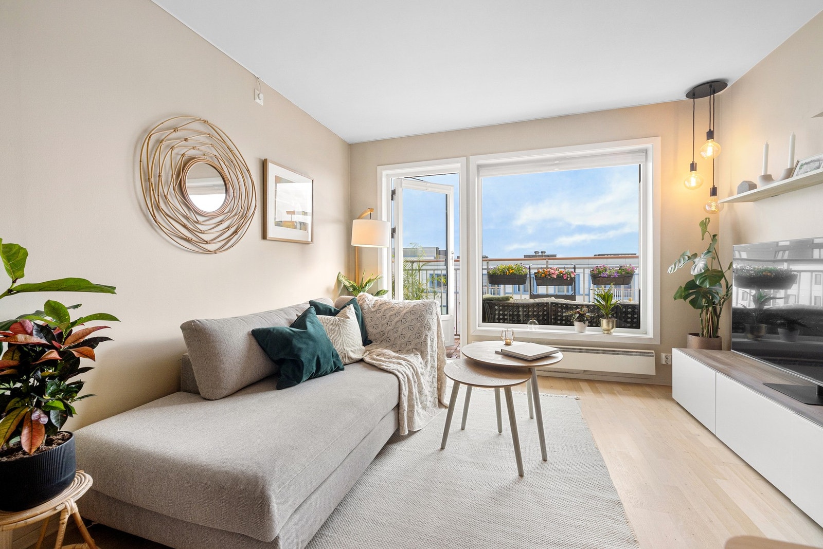 Leiligheten oppleves som høyt og fritt beliggende uten sjenerende innsyn. Galleribilde