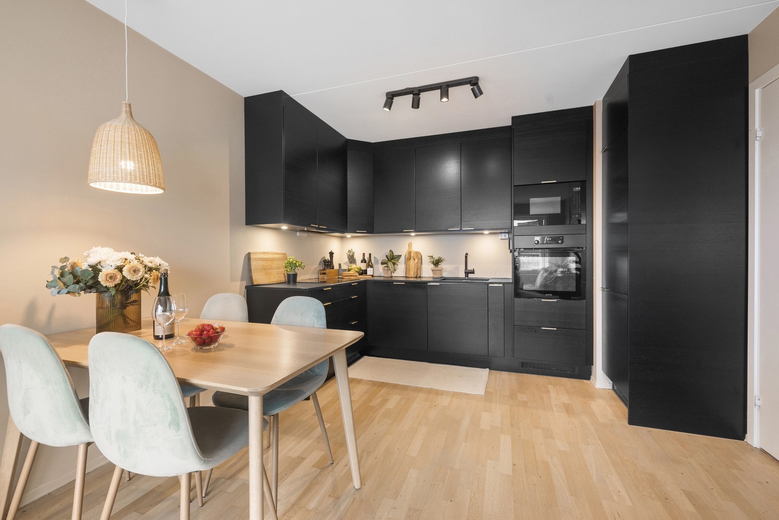 Leiligheten har et flott kjøkken som stod nytt i 2021. Galleribilde