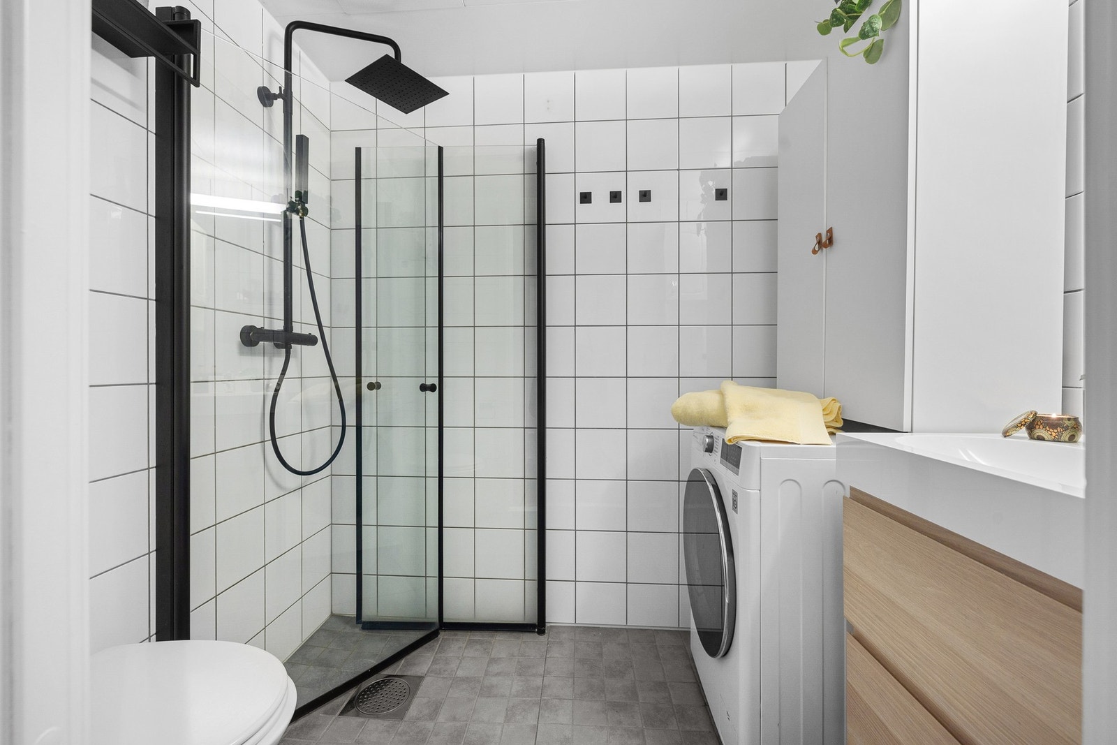 Pent flislagt bad med elektriske varmekabler i gulvet. Galleribilde