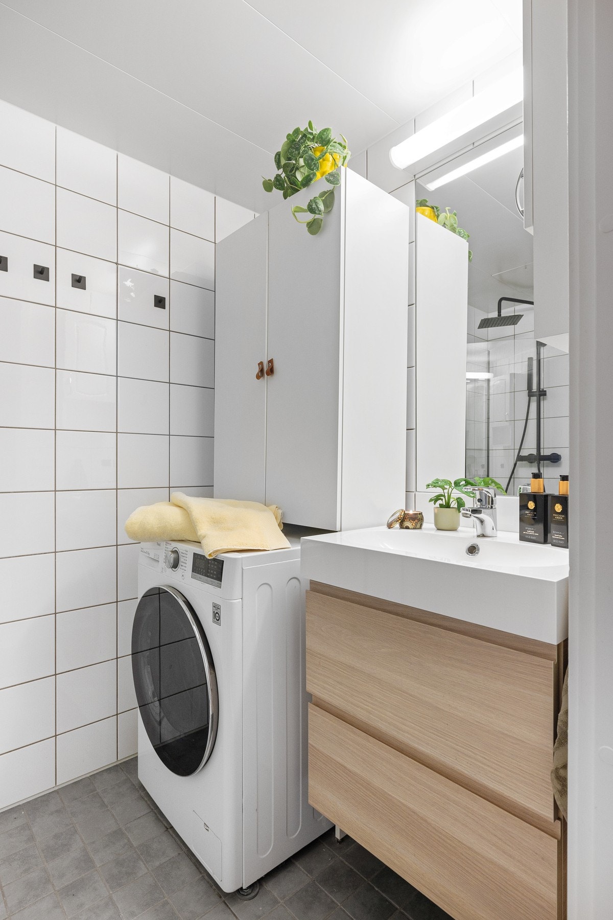 Her får du servant med
skuffeinnredning, klosett med vegghengt klosettskål og innebygget sisterne samt opplegg for vaskemaskin. Galleribilde