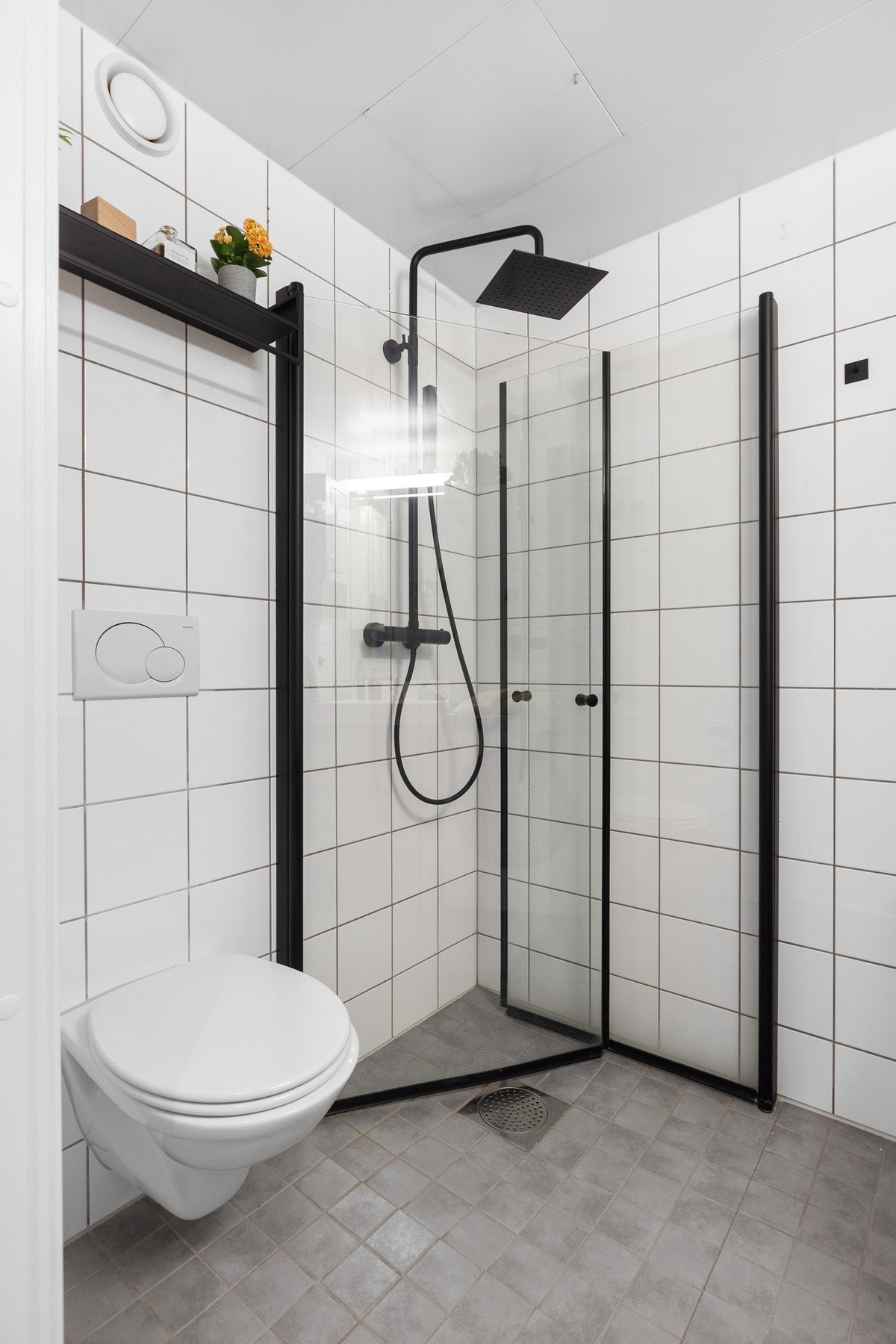 Dusj med nye dusjdører i herdet glass. Galleribilde