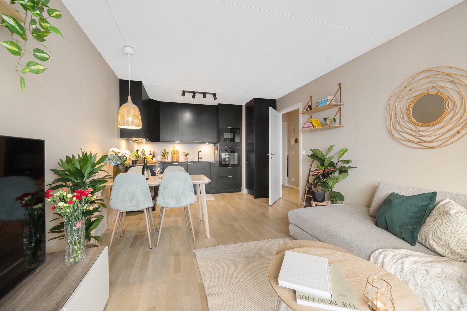 Åpen stue- og kjøkkenløsning med god plass til å innrede etter eget ønske. Galleribilde