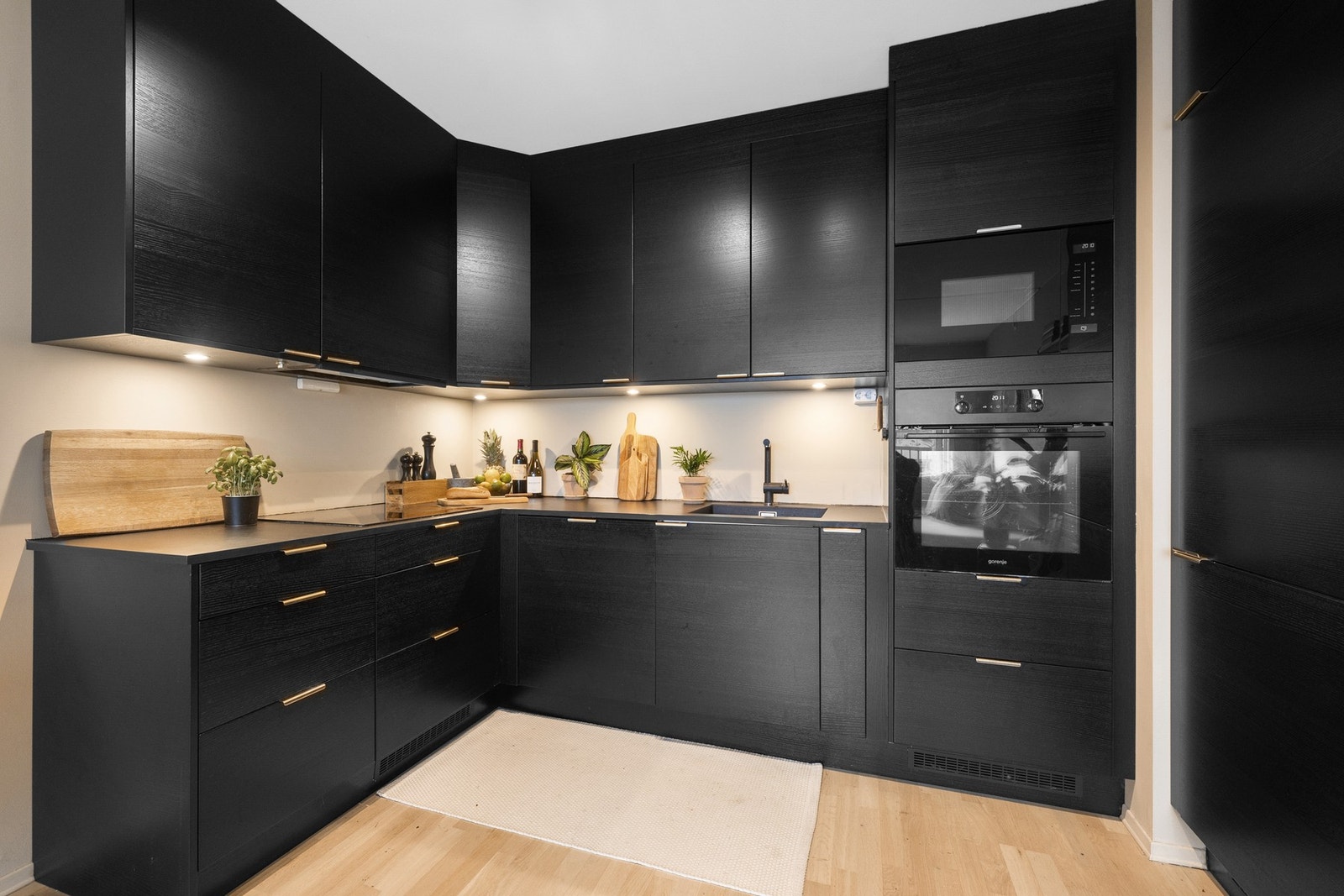 Her er plassen godt utnyttet med skap- og benkeplass langs to vegger. Galleribilde