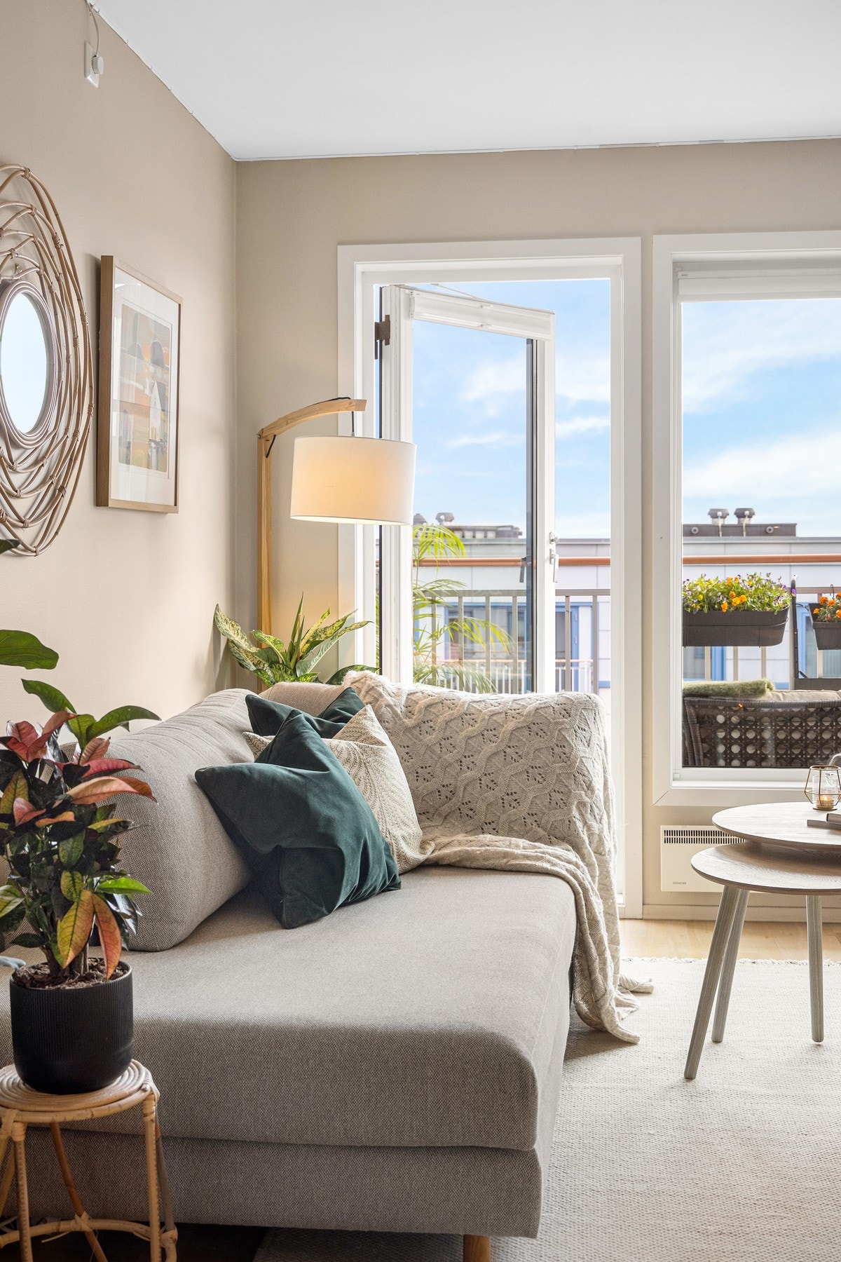 Fra stuen er det utgang til en stor og solfylt balkong. Galleribilde