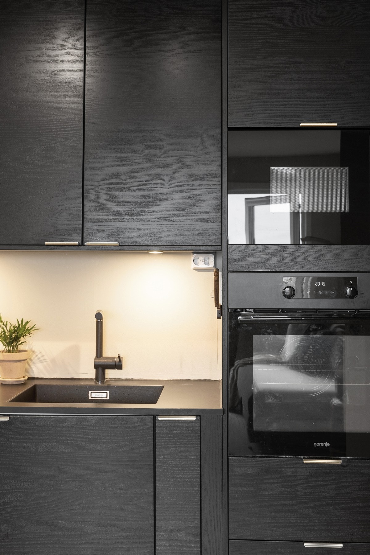 Glatte skapfronter, laminat benkeplater og
integrerte hvitevarer. Galleribilde