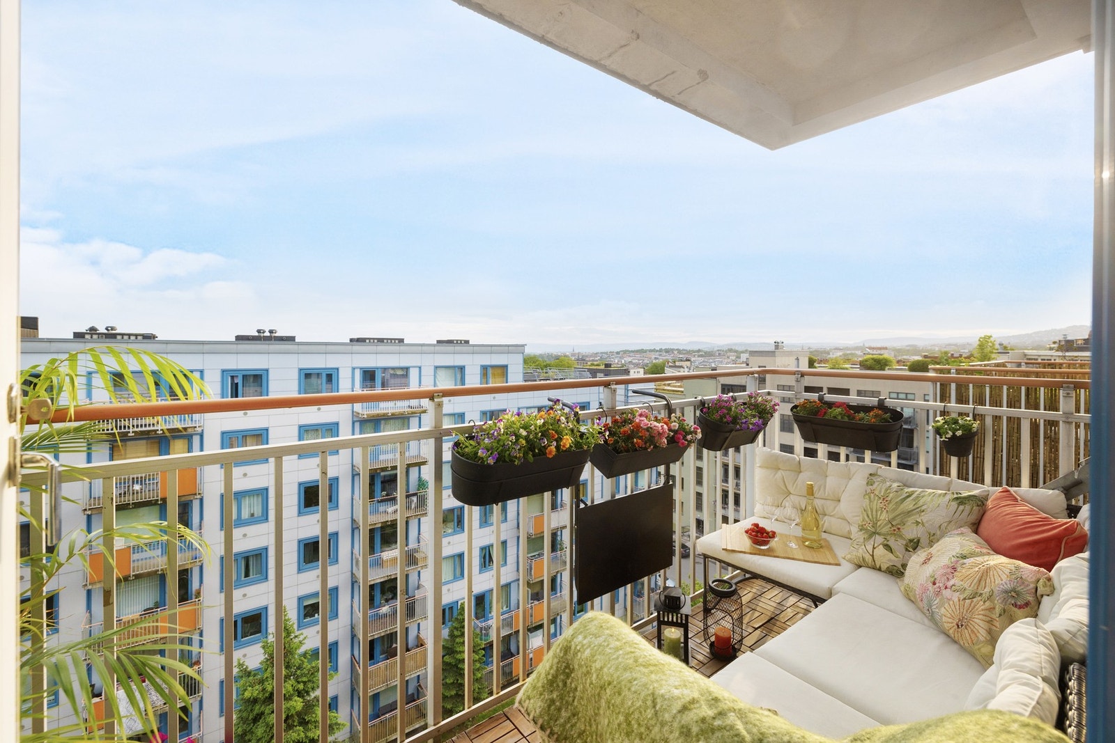 Balkongen er sørvendt og på sommerstid er det sol fra ca. kl. 11.00 - 22.00. Galleribilde