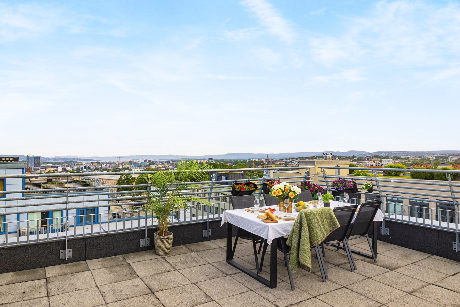 Utgang til felles takterrasse i samme etasje som leiligheten. Det er også tilgang til takterrassene i 7. og 9. etasje via trapp. Galleribilde