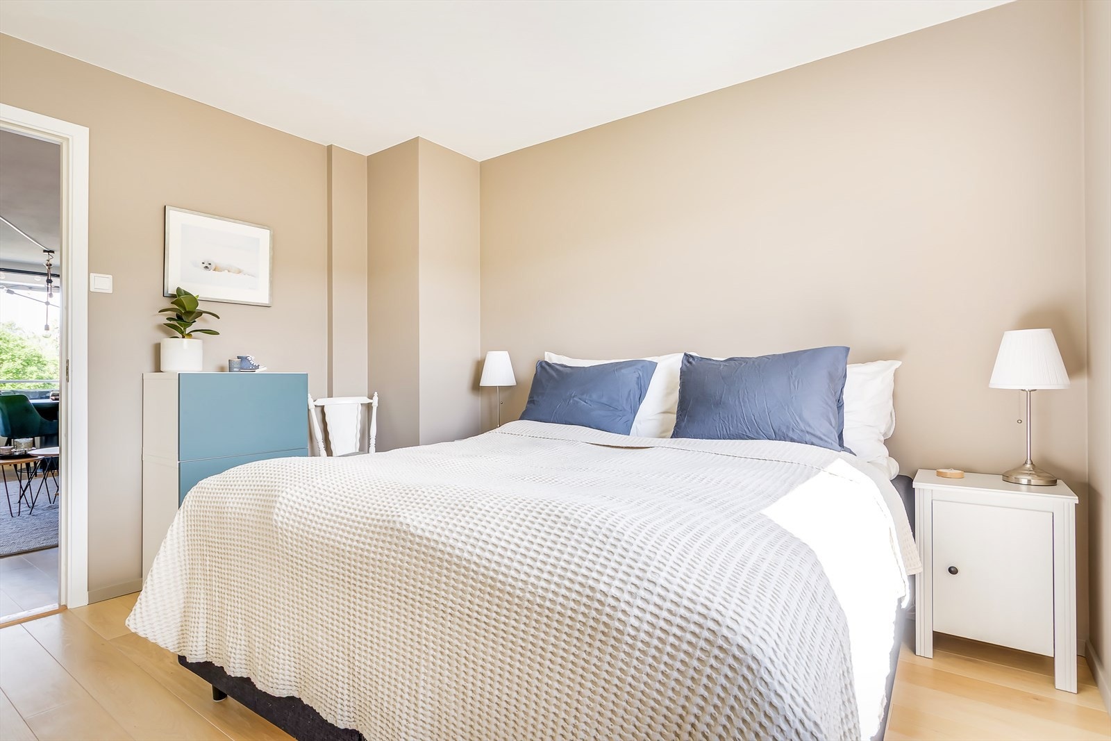 Leiligheten kan skilte med tre soverom som gir stor fleksibilitet - enten du trenger barnerom, gjesterom eller et inspirerende hjemmekontor Galleribilde