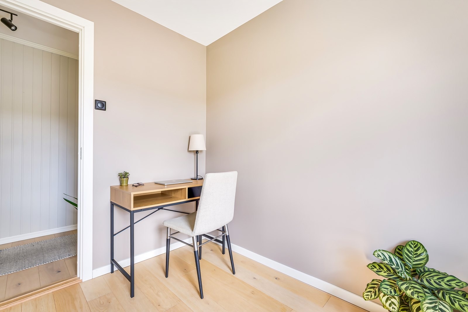 Her er det god plass til både skrivepult og garderobeskap Galleribilde