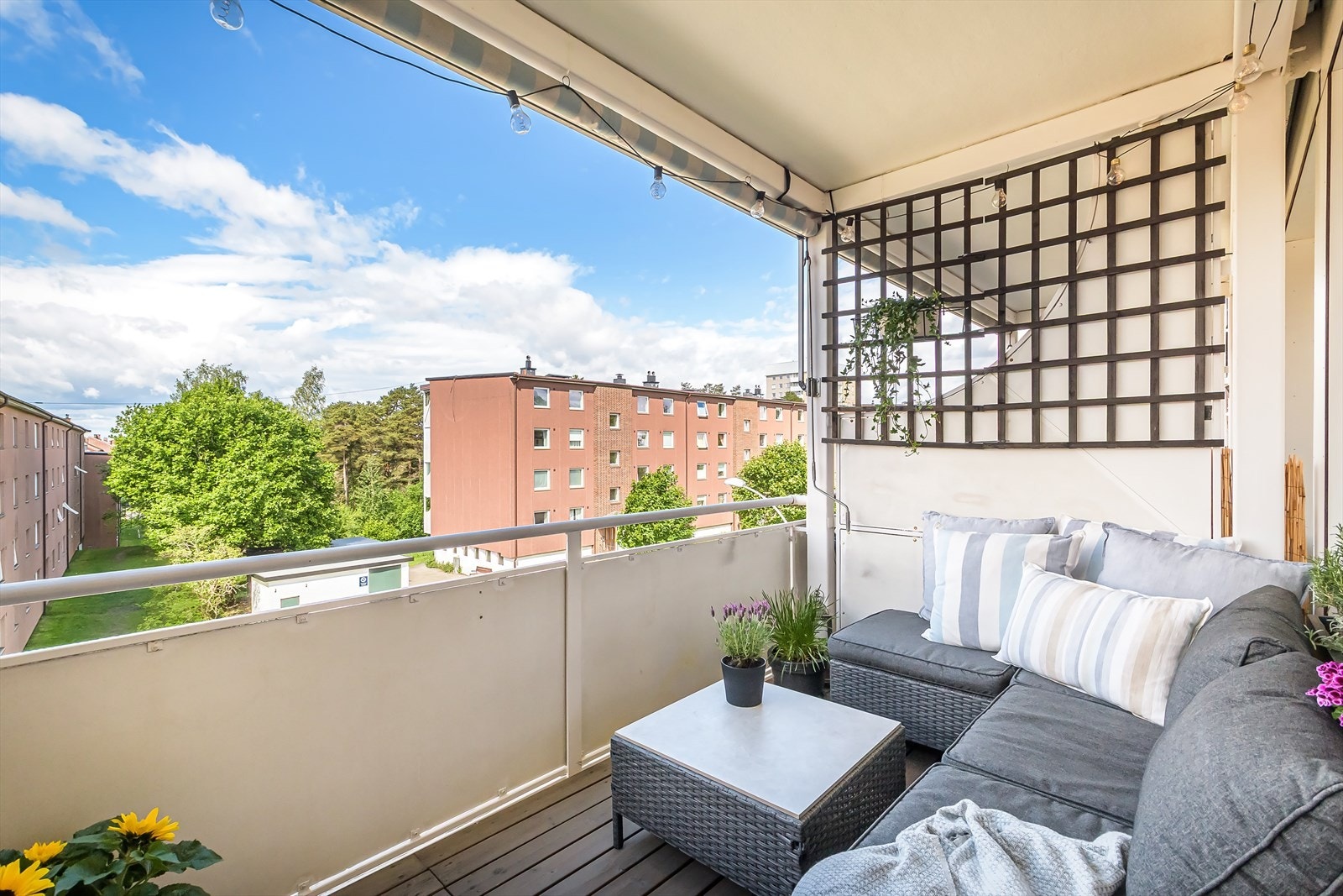 Balkongen ligger høy og fritt, og er vestvendt Galleribilde