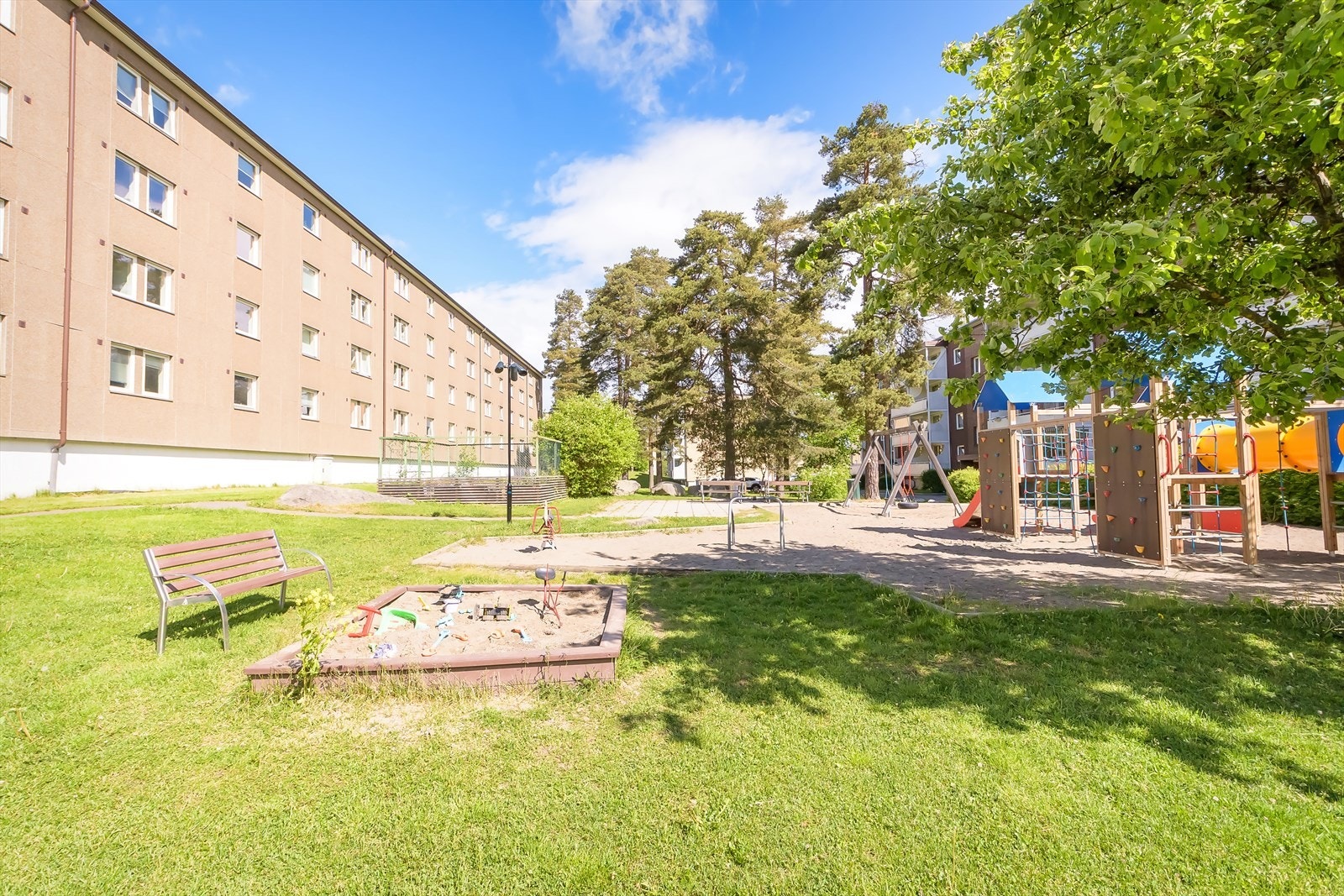 Borettslaget har parkeringsplasser som leies ut etter venteliste i tillegg til gateparkering Galleribilde