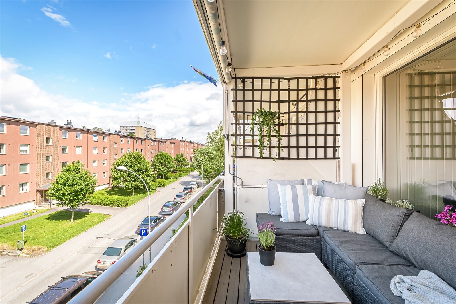 Balkongen har takoverbygg og markise Galleribilde