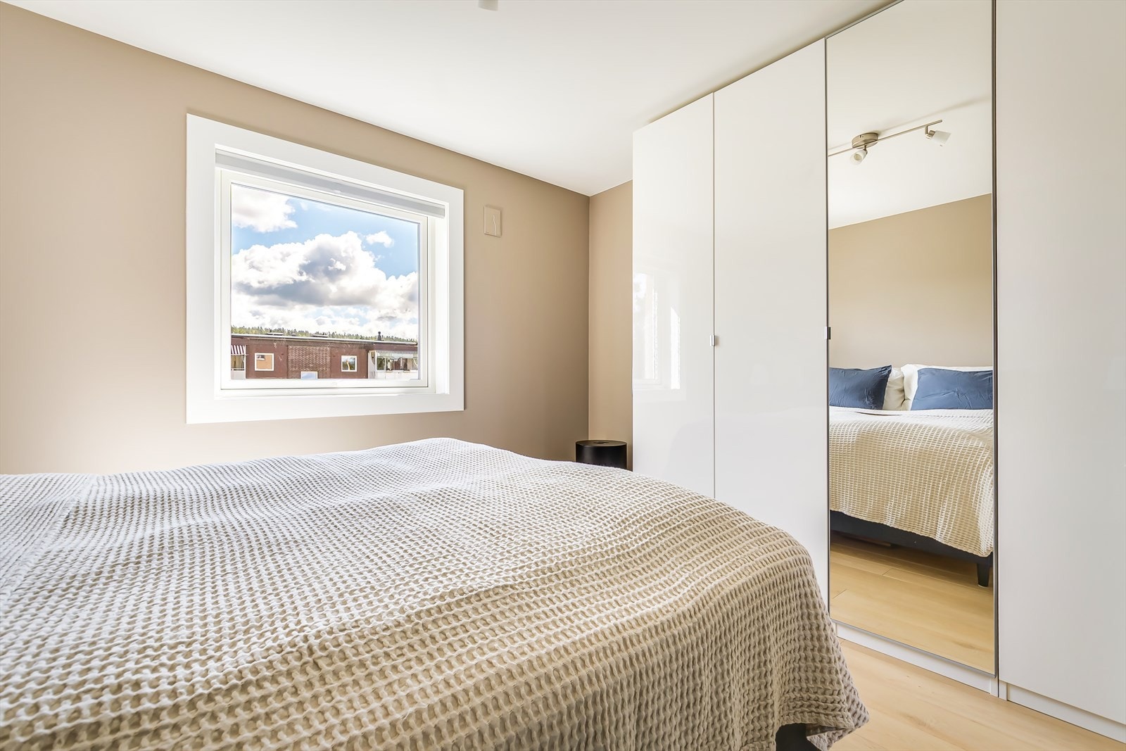 Hovedsoverom med stort garderobeskap Galleribilde